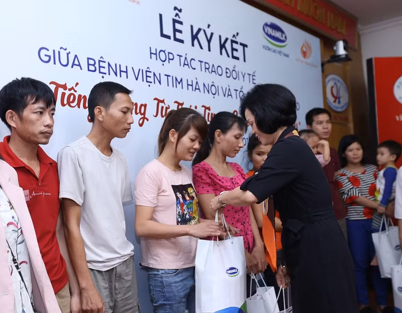 Bà Bùi Thị Hương – Giám đốc Điều hành Vinamilk tặng quà cho gia đình bệnh nhi được điều trị trong năm nay. Bà Bùi Thị Hương – Giám đốc Điều hành Vinamilk tặng quà cho gia đình bệnh nhi được điều trị trong năm nay.