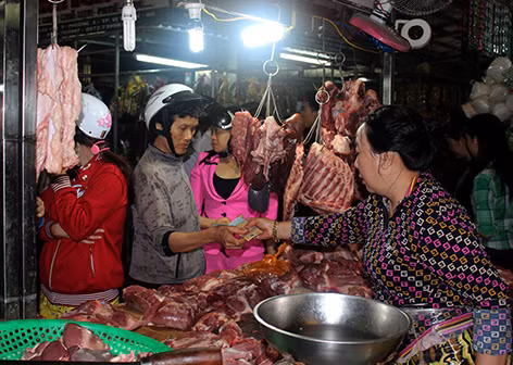 Vấn đề an toàn thực phẩm tại các chợ dân sinh luôn là vấn đề nóng bỏng. Vấn đề an toàn thực phẩm tại các chợ dân sinh luôn là vấn đề nóng bỏng.