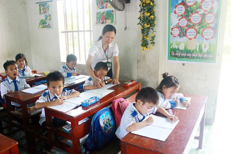 Bộ Giáo dục và Đào tạo vừa đề xuất không tuyển mới giáo viên dạy tiểu học có trình độ trung cấp sư phạm hoặc cao đẳng sư phạm trong 5 năm tới. Ảnh minh họa: VTV