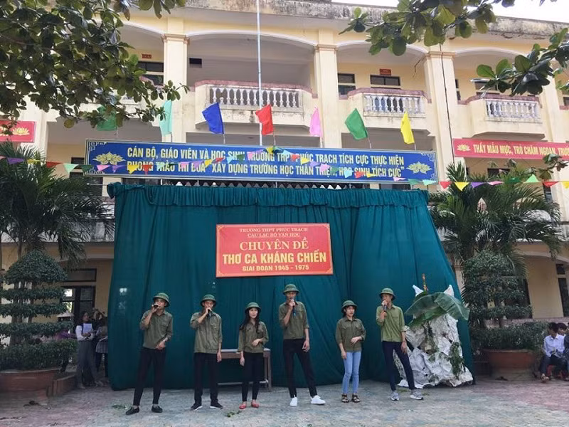 Một buổi ngoại khóa cho học sinh về thơ ca kháng chiến tại Trường Trung học phổ thông Phúc Trạch, Hương Khê, Hà Tĩnh