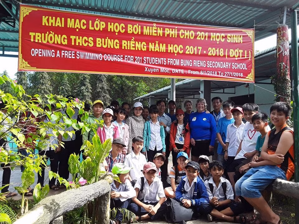 Tình nguyện viên người Australia chụp ảnh kỷ niệm với học sinh và Ban giám hiệu Trường Trung học cơ sở Bưng Riềng. Ảnh: Tác giả cung cấp Tình nguyện viên người Australia chụp ảnh kỷ niệm với học sinh và Ban giám hiệu Trường Trung học cơ sở Bưng Riềng. Ảnh: Tác giả cung cấp