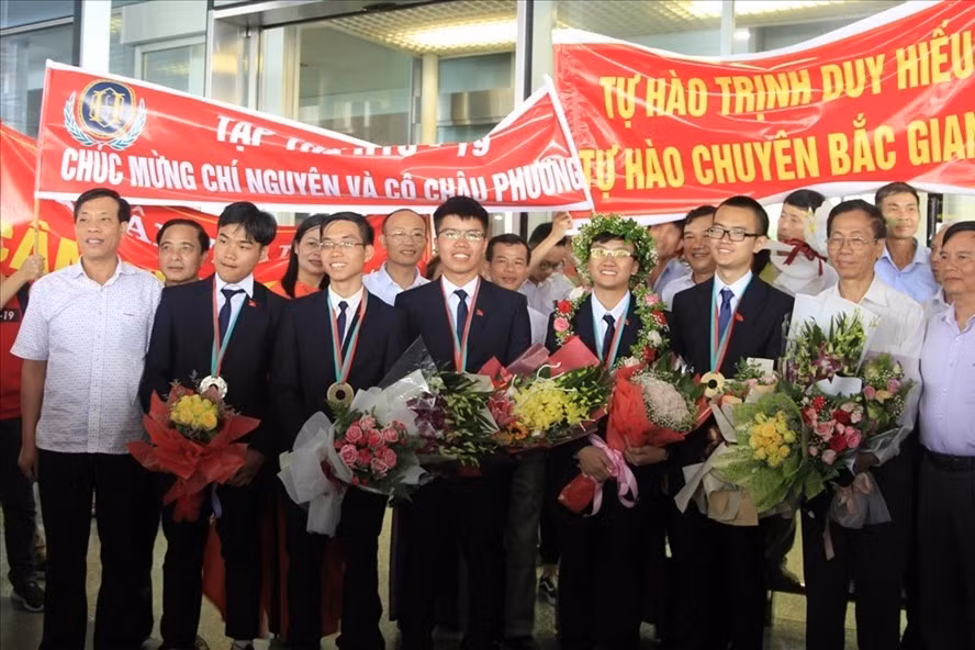 Hai đoàn Olympic Hóa học và Vật lý được chào đón nồng nhiệt khi trở về sân bay Nội Bài. Ảnh: Nguyễn Hà/ Laodong.vn