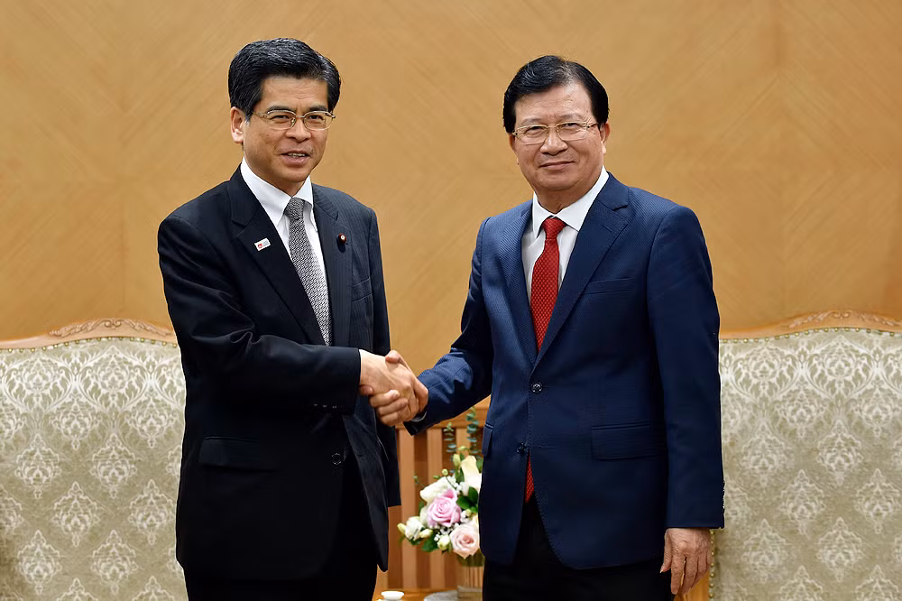 Phó Thủ tướng Trịnh Dình Dũng tiếp ông Keiichi Ishii, Bộ trưởng Bộ Đất đai, Cơ sở hạ tầng, Giao thông và Du lịch Nhật Bản. Ảnh: VGP/Nhật Bắc