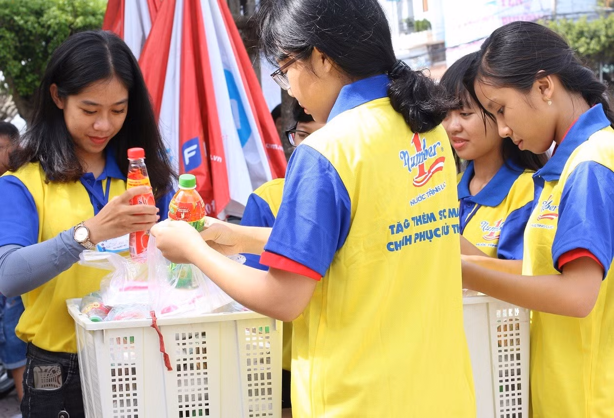 Mỗi thí sinh nhận được một suất cơm và một chai nước