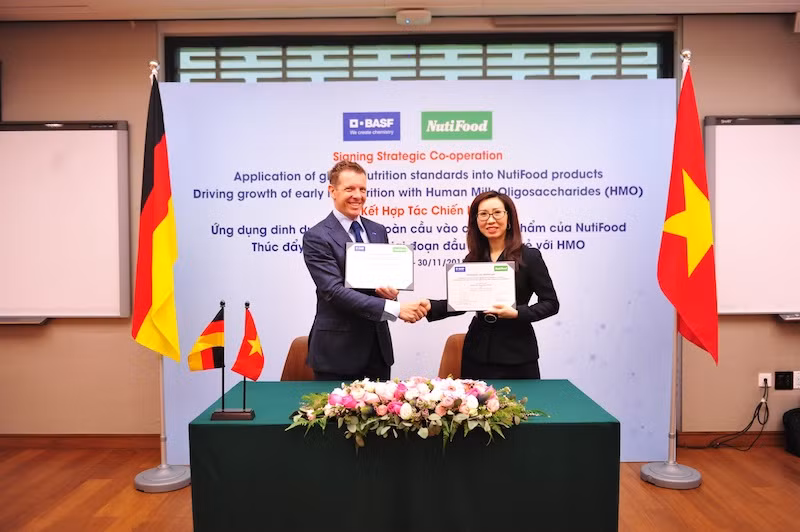 Đại diện công ty NutiFood ký kết với đại diện của Tập đoàn BASF Khu vực Đông Nam Á Đại diện công ty NutiFood ký kết với đại diện của Tập đoàn BASF Khu vực Đông Nam Á