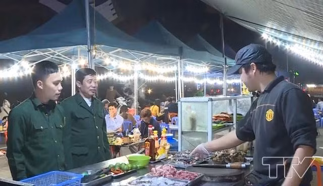 Các cơ sở kinh doanh dịch vụ ăn uống, thức ăn đường phố phải được kiểm soát tốt và thực hiện đầy đủ các quy định của pháp luật về an toàn thực phẩm. Các cơ sở kinh doanh dịch vụ ăn uống, thức ăn đường phố phải được kiểm soát tốt và thực hiện đầy đủ các quy định của pháp luật về an toàn thực phẩm.