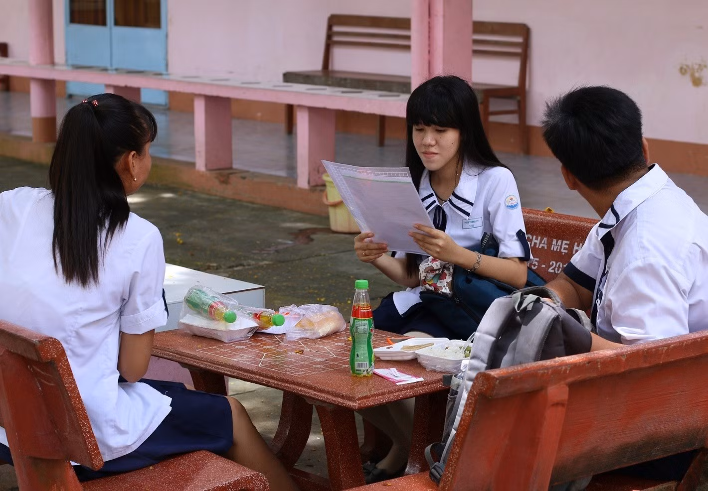 Các thí sinh tranh thủ ăn cơm trưa và ôn lại bài cho môn thi buổi chiều