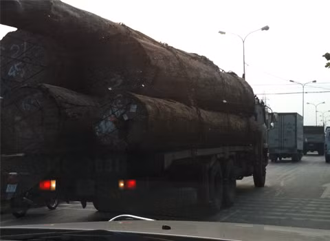 Xe tải chở hàng cồng kềnh, nguy hiểm. Ảnh: Thành Trung
