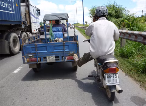 Lưu thông nguy hiểm trên xa lộ. Ảnh: Huỳnh Bửu Nhân