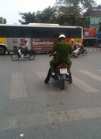 Chụp tại ngã tư Hoàng Quốc Việt - Trần Cung, Nguyễn Phong Sắc, Hà Nội. Anh cảnh sát này vượt đèn đỏ và đỗ ở quá vạch quy định. Ảnh: Lã Hùng Minh.