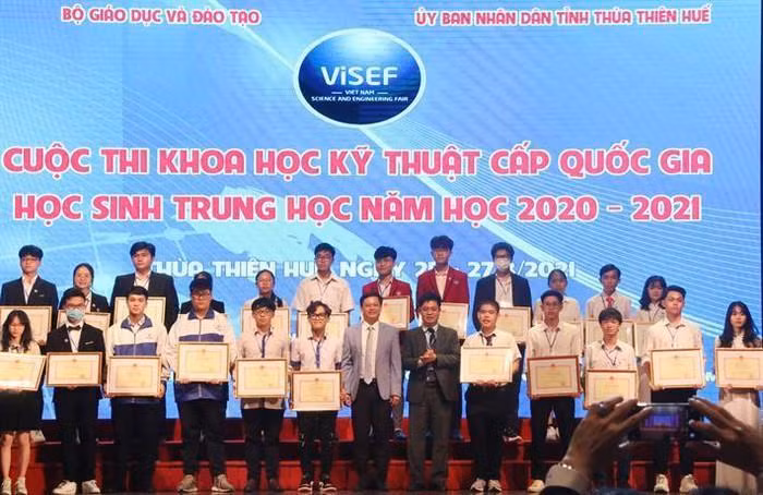 Thí sinh đạt giải trong Cuộc thi Khoa học Kỹ thuật Quốc gia dành cho học sinh trung học năm học 2020 – 2021 do Bộ Giáo dục và Đào tạo tổ chức. Ảnh minh họa: Bộ Giáo dục và Đào tạo