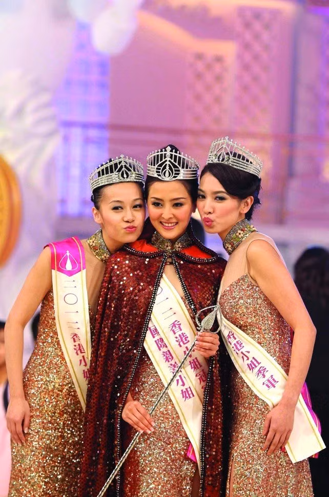 Top 3 Hoa hậu Hông Kông 2012: Huỳnh Tâm Hinh, Trương Danh Nhã, Chu Thiên Tuyết (từ trái sang). Hoa hậu Trương Danh Nhã bị mọi người chê là "nấm lùn" khi chỉ cao 1m62.