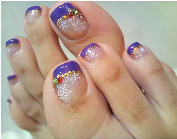 Bạn chỉ cần hai màu trắng và tím cùng những viên đá trang trí cũng sẽ có được một bàn chân thật xinh xắn. Xem thêm: Những màu sơn móng "lên ngôi" hè này.