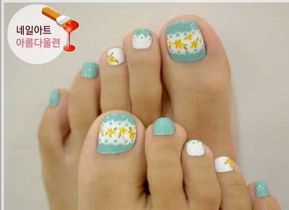 Hai màu xanh trắng thực sự rất bắt mắt cho màu móng chân bởi nó không quá nhạt cũng không quá đạm, sự phối hợp màu cùng cách vẽ khiến bàn chân của bạn sinh động hơn. Xem thêm: Những màu sơn móng "lên ngôi" hè này.