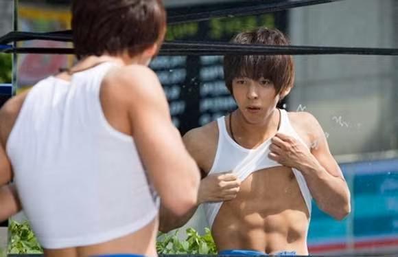 Thành viên của nhóm nhạc Super Junior, Kim Ki Bum sau một thời gian vắng bóng, ngày trở lại với cơ bụng 6 múi khiến fan đều "ngất ngây".