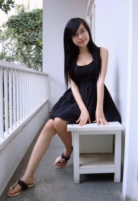 Đơn giản nhưng toát lên được vẻ đẹp nữ tính cùng làn da trắng mịn trong chiếc váy đen. Đơn giản nhưng toát lên được vẻ đẹp nữ tính cùng làn da trắng mịn trong chiếc váy đen.