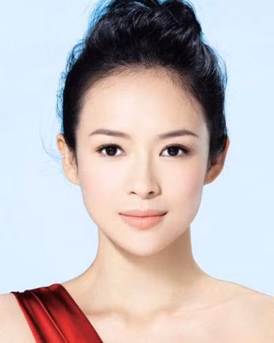 Chương Tử Di với gương mặt hợp tiêu chuẩn “Tam đình ngũ nhãn”, trán bằng, ánh mắt sâu sắc kiên định, mũi cao thẳng tắp, khuôn mặt thon nhỏ thể hiện được nét nhu hòa, dịu dàng của người phụ nữ phương đông, có thể nói khuôn mặt của cô tập hợp được nét đẹp theo tiêu chuẩn của một mỹ nữ. Xem thêm: Nghệ thuật chăm sóc da trắng hồng, mịn màng.