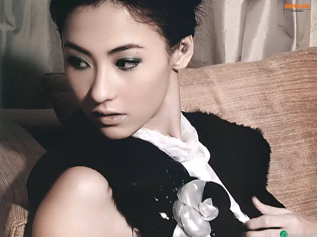 Mũi: Trương Bá Chi Từ trước tới nay mọi người đều khá chú ý đến chiếc mũi, vì đó nằm ở chính giữa khuôn mặt, tiêu chuẩn của người Phương đông là dọc xuống từ khóe mắt, qua mũi và khóe miệng tạo thành một đường thẳng. Cho thấy ngũ quan cân đối, cũng khiến các góc cạnh sinh động hơn, gây chú ý với người khác từ cái nhìn đầu tiên.