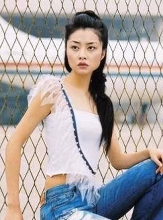 Chân dài nổi tiếng màn ảnh xứ Đài Hùng Đại Lâm với bằng chứng phẫu thuật không thể chối cãi được. Khuôn mặt của người đẹp góc cạnh với xương quai hàm bành ra hai bên.