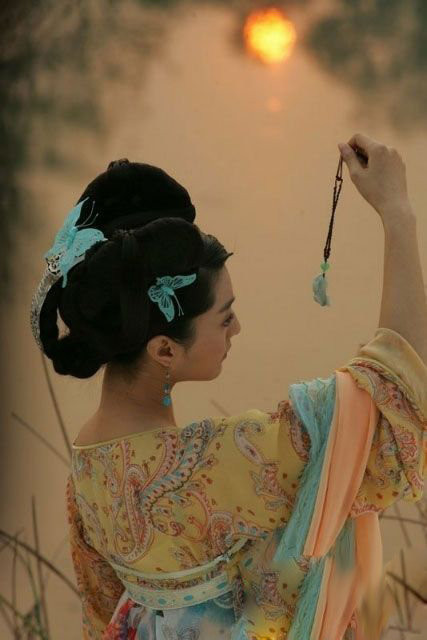 Để thể hiện hình tượng của một mỹ nhân nổi tiếng không phải là chuyện dễ, thậm chí nhiều khi có thể nhận những phản hồi trái chiều khi diễn viên không thể hiện được nội tâm cũng như xứng tầm vẻ đẹp của nhân vật. Xem thêm: Sao Hoa ngữ/ Sao Hàn/ Sao Việt/ Sao Hollywood