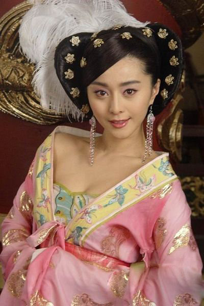 Cũng có lúc nàng “Dương Quý Phi” xuất hiện trong trang phục khá gợi cảm. Xem thêm: Sao Hoa ngữ/ Sao Hàn/ Sao Việt/ Sao Hollywood