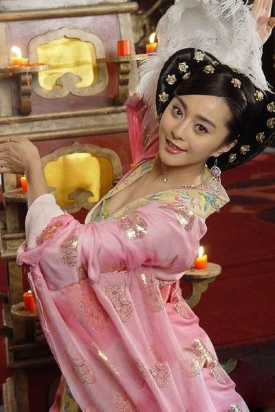Dương Ngọc Hoàn - Dương Quý Phi là một trong tứ đại mỹ nhân của Trung Quốc; nếu như Tây Thi có nét đẹp trầm ngư (cá lặn), Vương Chiêu Quân khiến chim sa (lạc nhạn), Điêu Thuyền đẹp đến nỗi trăng cũng phải núp vào mây (bế nguyệt), thì Dương Quý Phi lại có sắc đẹp khiến hoa đều rũ héo vì hổ thẹn (tu hoa). Xem thêm: Sao Hoa ngữ/ Sao Hàn/ Sao Việt/ Sao Hollywood