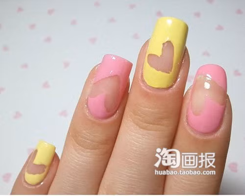 Sau đó gỡ những hình trái tim trên móng tay xuống. Sau đó gỡ những hình trái tim trên móng tay xuống.