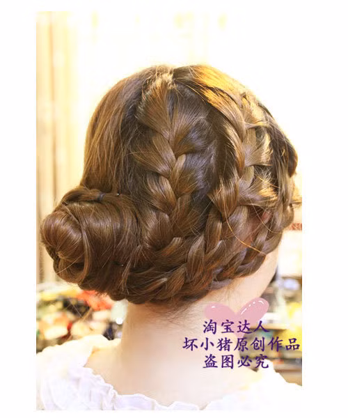 Bạn có thể chia tóc mình thành hai hoặc ba tết tóc tùy thuộc vào độ dày của mái tóc.
