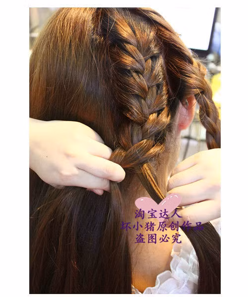 Gộp với phần tết tóc thứ hai như một phần nhỏ để tết lại thành một tết tóc lớn.