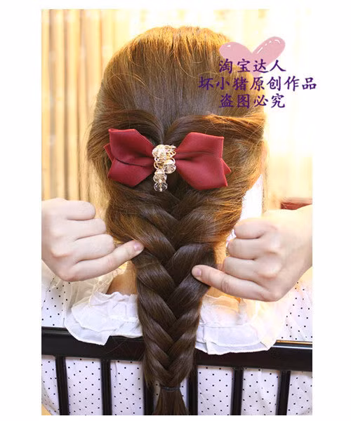 Thêm nơ xinh cho kiểu tóc được đẹp hơn.
