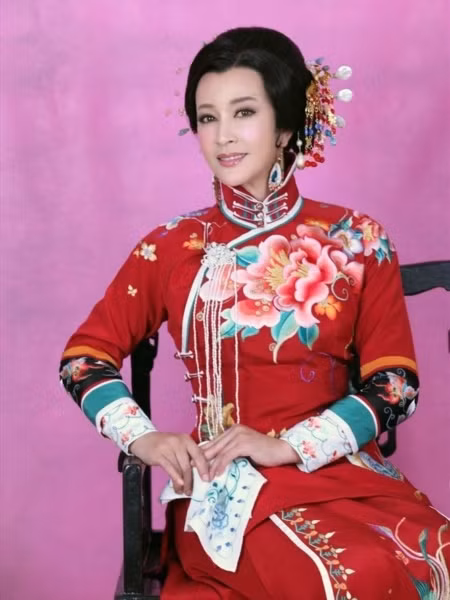 Trong lúc đó, nếu ngắm sang những người đẹp màn ảnh mang lại "tiếng thơm" của Tỉnh Trùng Khánh như Lưu Hiểu Khánh lại là một sự cách biệt. Năm nay bà đã hơn 60 tuổi, vậy mà nhan sắc vẫn sắc thắm mặn mà.