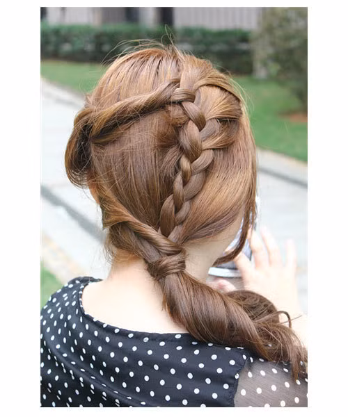 Sau khi quấn xong có thể dùng kẹp tăm để giữ chặt kiểu tóc cũng như để tóc không bị bung ra. Xem thêm: Những kiểu tóc cực xinh cho bạn gái ngày hè.