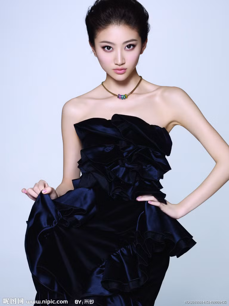Tuy nhiên nếu biết lựa chọn đồ với những thiết kế bồng bềnh nhiều hoa văn sẽ giúp người đẹp thon thả và hấp dẫn hơn. Xem thêm: Sao Hoa ngữ/ Sao Hàn/ Sao Việt/ Sao Hollywood
