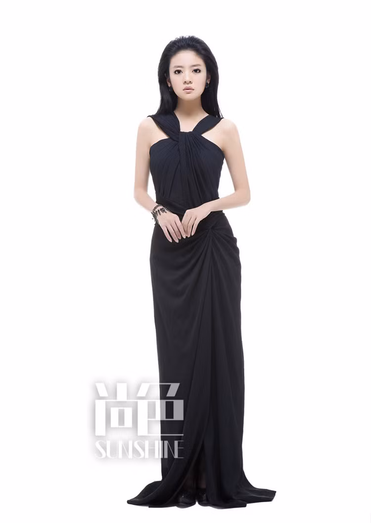 Đặc biệt mỗi lần xuất hiện, qua phong cách ăn mặc và phối hợp trang phục An Dĩ Hiên luôn cho mọi người nhìn thấy được khía cạnh gợi cảm và mảnh mai của mình. Xem thêm: Sao Hoa ngữ/ Sao Hàn/ Sao Việt/ Sao Hollywood