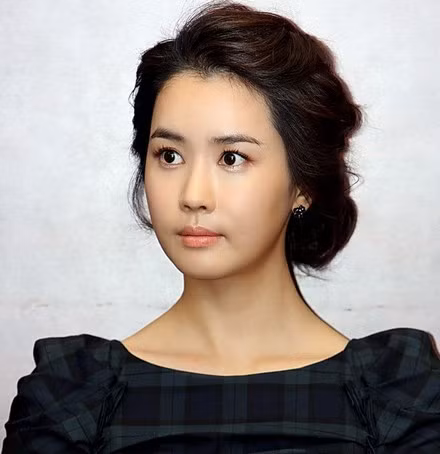 Với mái tóc được vuốt gọn ra sau giúp Lee Dae Hae khoe được khuôn mặt nữ tính. Với mái tóc được vuốt gọn ra sau giúp Lee Dae Hae khoe được khuôn mặt nữ tính.