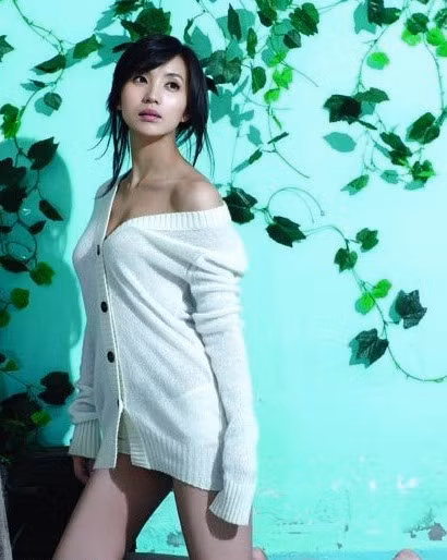 Trần Hảo cao 166 cm và nặng 50 kg. Xem thêm: Những tấm lưng thon đẹp nhất của Sao Việt.