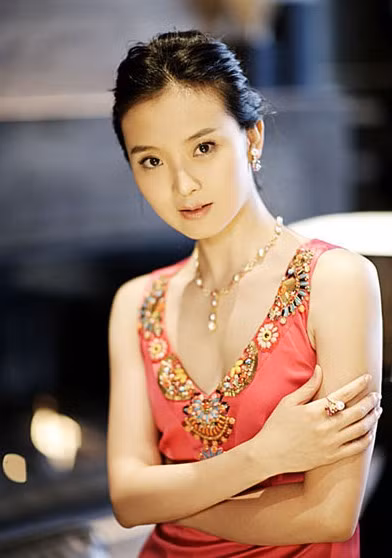 Vương Diễm cao 167 cm và nặng 50 kg. Xem thêm: Những tấm lưng thon đẹp nhất của Sao Việt.