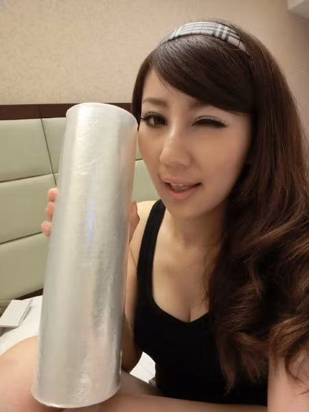 Sau đó dùng bao bọc tươi thường dùng để bọc hoa quả hay thức ăn. Xem thêm: Bí quyết "eo thon thả, dáng ngọc ngà" của 10 đại mỹ nhân Trung Hoa