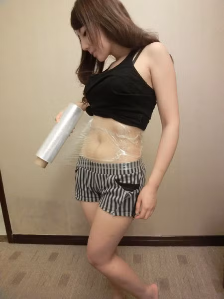 Rồi quấn chặt quanh vùng bụng. Xem thêm: Bí quyết "eo thon thả, dáng ngọc ngà" của 10 đại mỹ nhân Trung Hoa