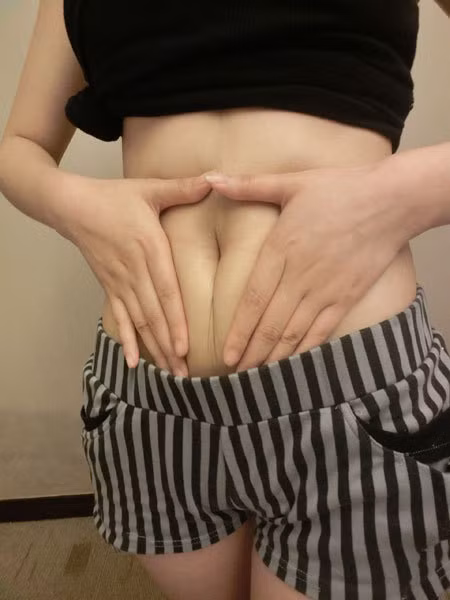 Dùng sức massage thật mạnh để có thể tác động tới lớp mỡ thừa bên trong. Xem thêm: Bí quyết "eo thon thả, dáng ngọc ngà" của 10 đại mỹ nhân Trung Hoa