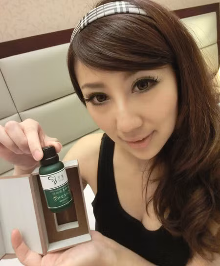 Trước tiên chuẩn bị tinh dầu giúp massage giảm béo. Xem thêm: Bí quyết "eo thon thả, dáng ngọc ngà" của 10 đại mỹ nhân Trung Hoa