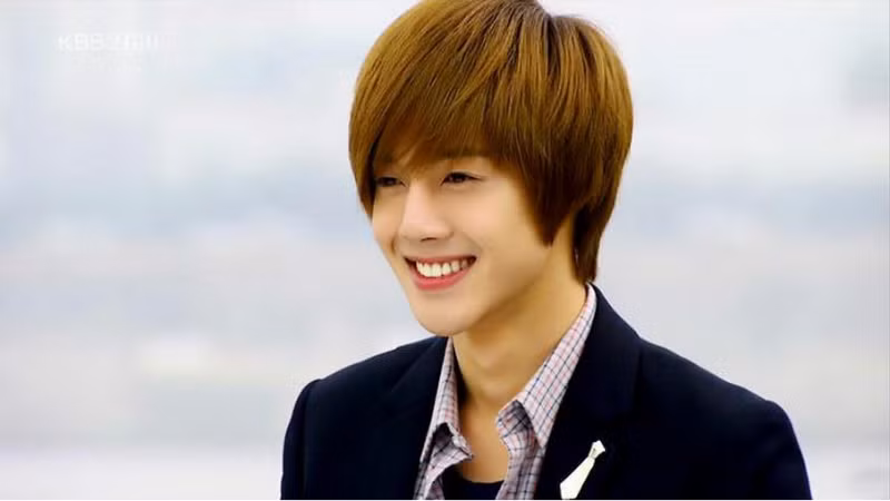 Kim Hyun Joong, "Bức tượng biết đi" của màn ảnh Hàn, khuôn mặt được ví như tượng tạc.