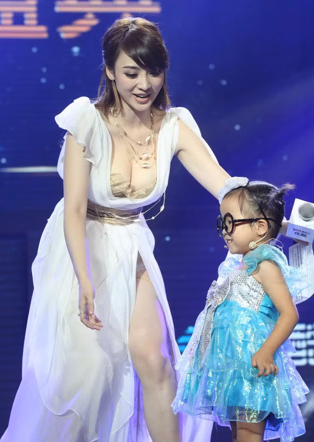 Tuy nhiên, sự gợi cảm quá đà khiến cho style thời trang của Liễu Nham trở thành phản cảm. Mỗi khi người đẹp muốn cúi xuống thấp, hoặc có các động tác khoa chân múa tay, y như rằng chiếc váy biến cô thành "Nữ thần lộ liễu" trong mắt khán giả.