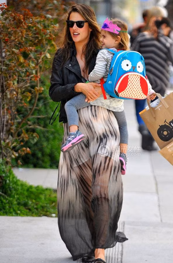 Thiên thần của Victoria Secret Alessandra Ambrosio cũng "chưng diện" cho con gái cưng không ít, hai mẹ con ngôi sao phong cách cũng khác hẳn.