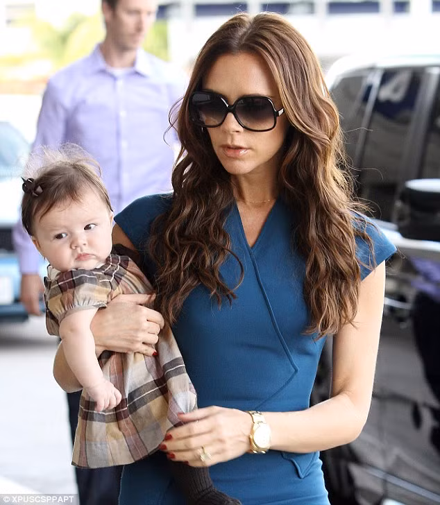 Victoria Beckham bây giờ không chỉ nổi tiếng là vợ cầu thủ mà còn là một nhà thiết kế thời trang cao cấp ở Hollywood, có lẽ sau khi sinh thêm bé gái thứ tư cô sẽ thỏa sức làm điệu cho con hơn.