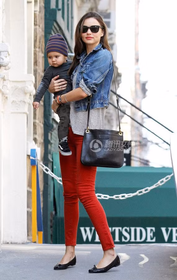 Hai mẹ con Miranda Kerr đi thăm bảo tàng ăn mặc đúng phong cách của một người mẫu nổi tiếng, đặc biệt cậu bé cũng không hề kém cạnh mẹ nhé.