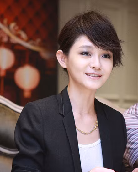 Kích thước đôi tai không hợp với kích thước của khuôn mặt.