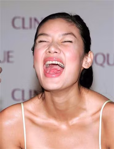 Nhạc Cơ Nhi với điệu cười có một không hai. Nhạc Cơ Nhi với điệu cười có một không hai.