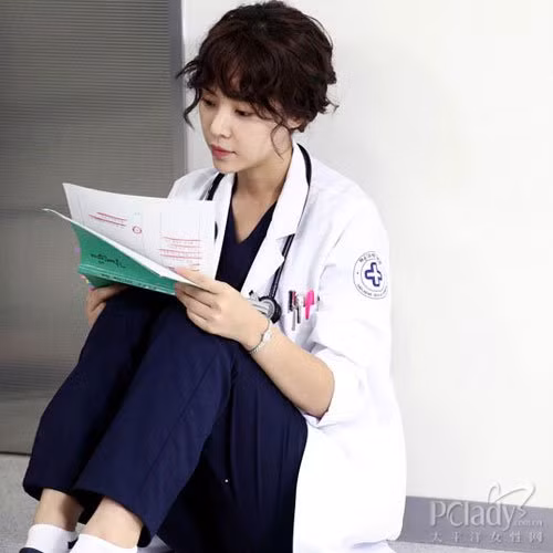 Hwang Jung Eum với kiểu tóc xoăn lộn xộn mới lạ.