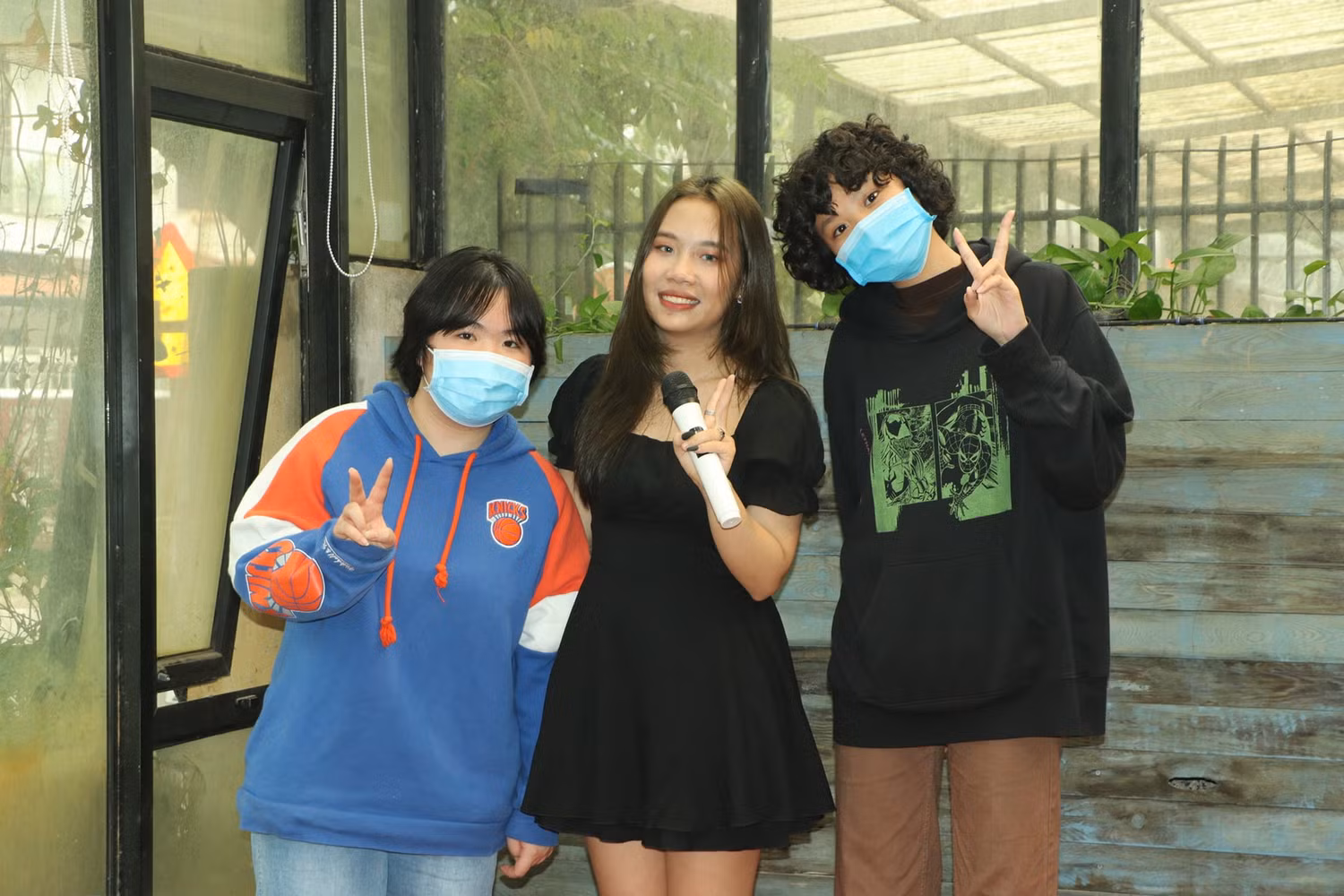 Bùi Minh Phương (đứng giữa) cùng các bạn học sinh đến tham dự buổi chia sẻ trong dự án phòng chống bạo lực ngôn ngữ học đường của mình. (Ảnh: NVCC). Bùi Minh Phương (đứng giữa) cùng các bạn học sinh đến tham dự buổi chia sẻ trong dự án phòng chống bạo lực ngôn ngữ học đường của mình. (Ảnh: NVCC).